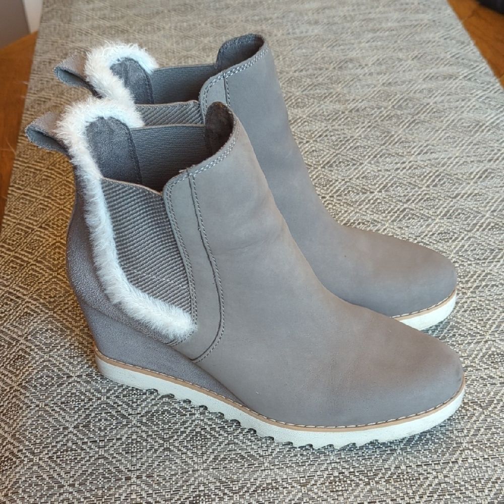 Toms Maddie Cement (Light Gray) Wedge Boots with Faux Fur